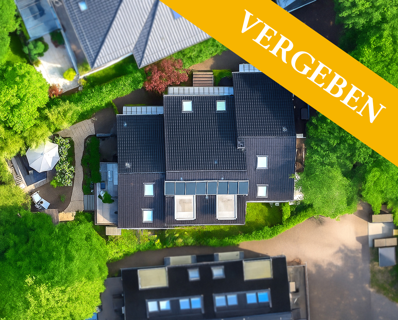 Luftaufnahme eines Mehrfamilienhauses mit vier Wohneinheiten in Hamburg-Wellingsbüttel am Horstweg 9 – Immobilie erfolgreich vermittelt