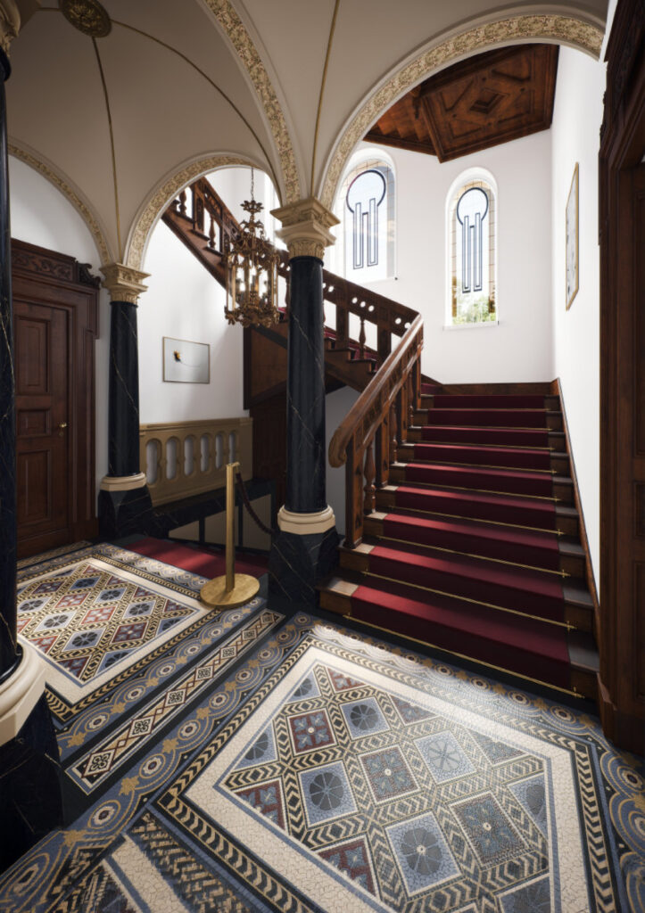 Historisches Treppenhaus mit Marmorsäulen