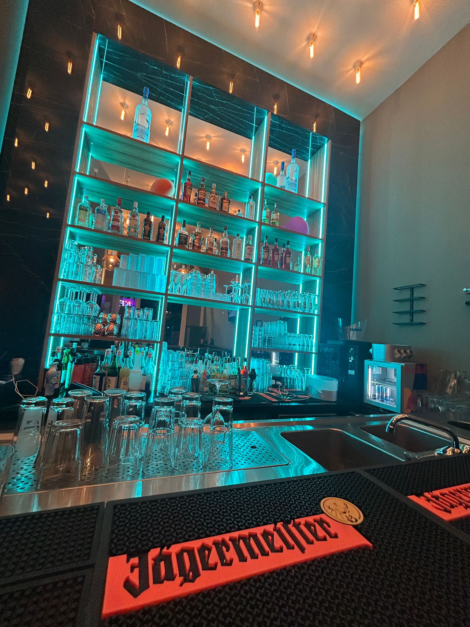 Moderne bar met kleurrijke verlichting