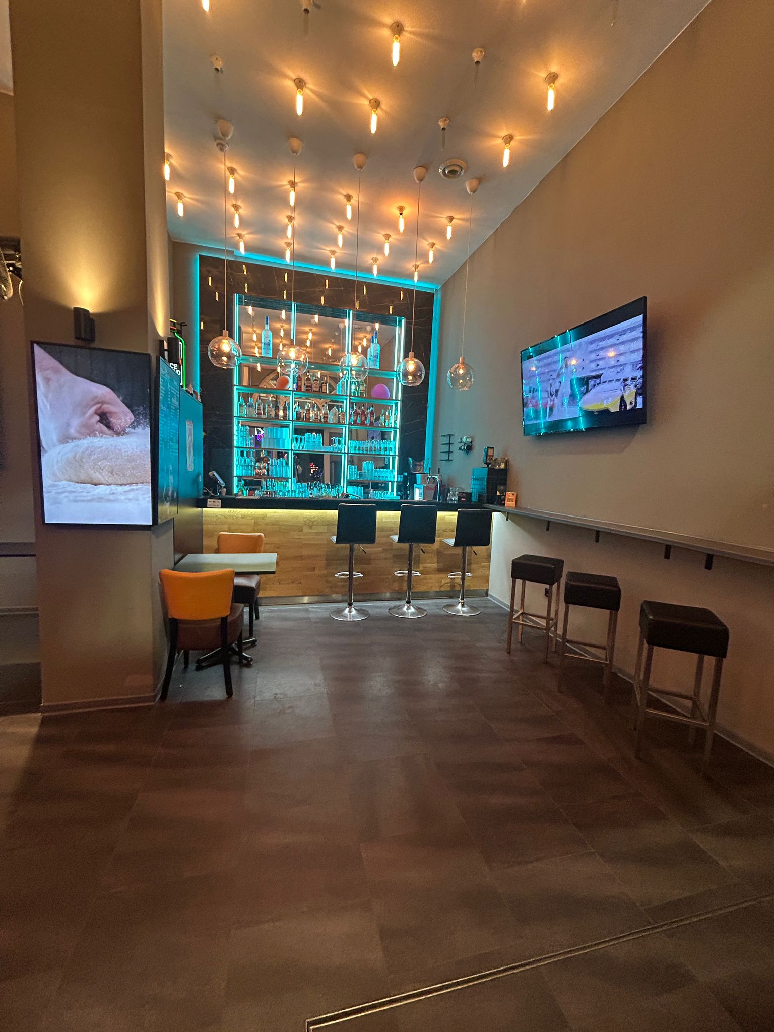 Moderne bar met sfeervolle verlichting