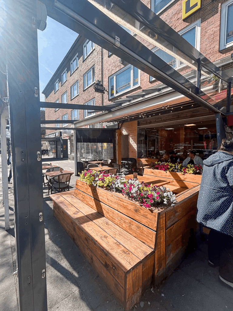 02_Aussenterrasse_Sitzbaenke