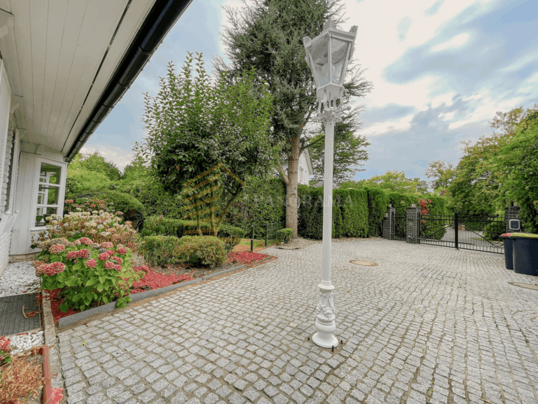 6218950-Mx9ENNVr3A2iHEUKb6R2Dymu-06_Einfahrt_Garten